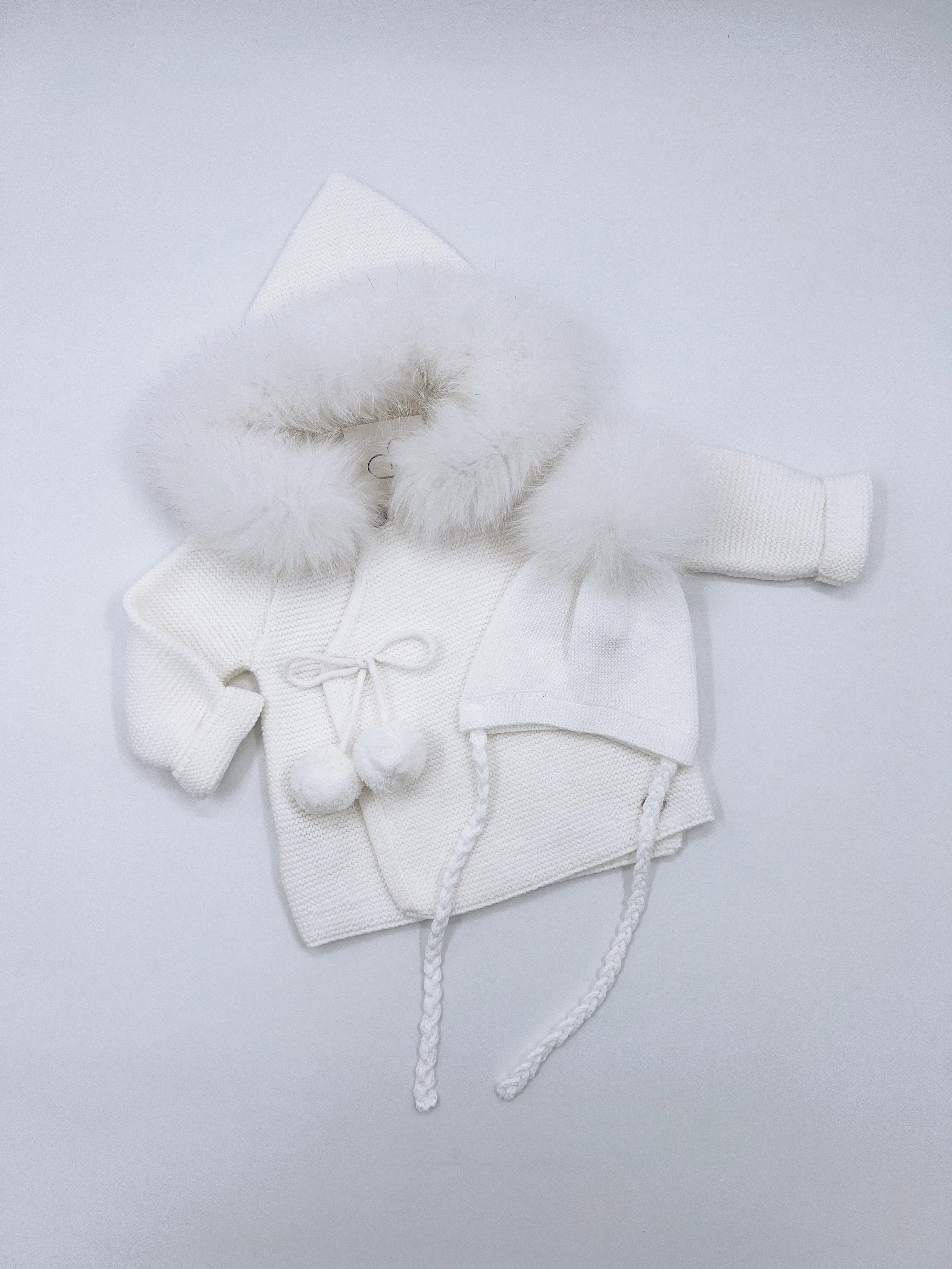 Beautiful Ivory/White knitted Cardigan with Luxurious fur trim.
