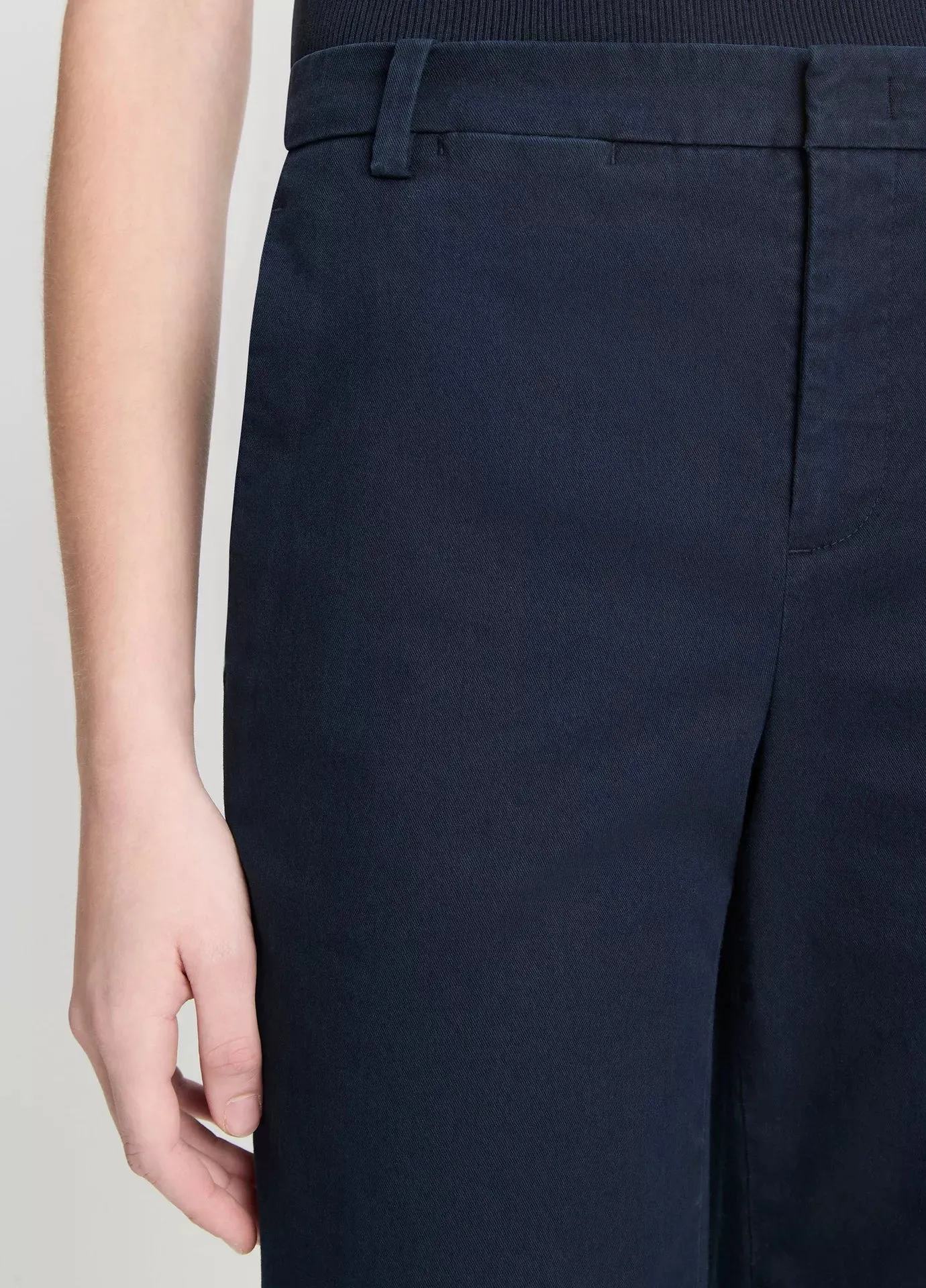 VINCE DARK NAVY MIDRISE CHINO SHORT
